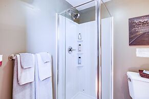 Luxe Virginia Historical Estate w/ Charcoal Grill!