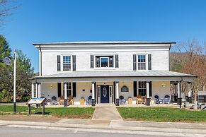 Luxe Virginia Historical Estate w/ Charcoal Grill!