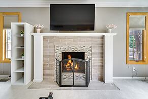 Sterling Heights Getaway w/ Fire Pit!