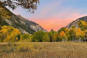 Close to Hot Springs: Chalk Creek Meadows Home!