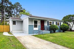 Inviting Savannah Home w/ Yard: 3 Mi to Downtown!