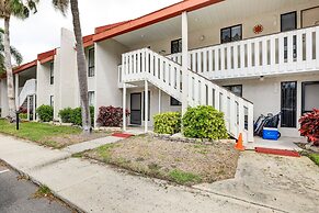Bradenton Beach Condo w/ Balcony: Walk to Shore!