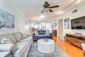 Bradenton Beach Condo w/ Balcony: Walk to Shore!