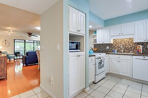 Bradenton Beach Condo w/ Balcony: Walk to Shore!