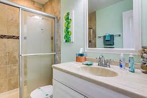 Bradenton Beach Condo w/ Balcony: Walk to Shore!