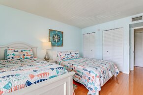 Bradenton Beach Condo w/ Balcony: Walk to Shore!