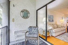 Bradenton Beach Condo w/ Balcony: Walk to Shore!
