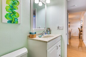 Bradenton Beach Condo w/ Balcony: Walk to Shore!