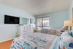 Bradenton Beach Condo w/ Balcony: Walk to Shore!