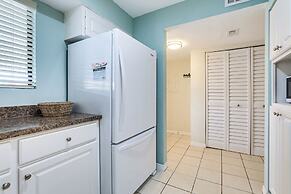 Bradenton Beach Condo w/ Balcony: Walk to Shore!