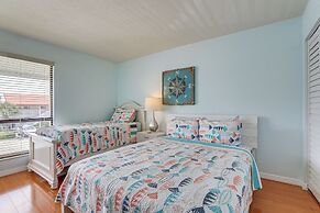 Bradenton Beach Condo w/ Balcony: Walk to Shore!