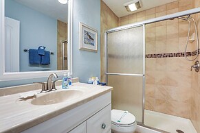 Bradenton Beach Condo w/ Balcony: Walk to Shore!