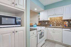 Bradenton Beach Condo w/ Balcony: Walk to Shore!