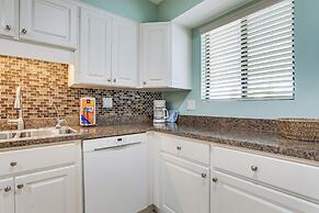 Bradenton Beach Condo w/ Balcony: Walk to Shore!