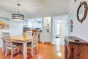 Bradenton Beach Condo w/ Balcony: Walk to Shore!