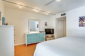Bradenton Beach Condo w/ Balcony: Walk to Shore!