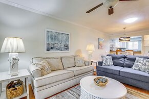 Bradenton Beach Condo w/ Balcony: Walk to Shore!