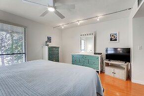 Bradenton Beach Condo w/ Balcony: Walk to Shore!