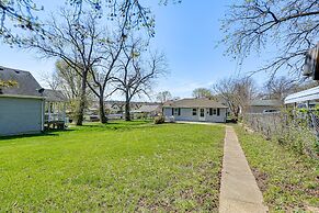 Jefferson City Bungalow: Hot Tub & Patio!