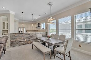 Charming 2 Story Retreat 2 Bedroom Home by RedAwning