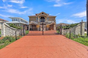 Charming 2 Story Retreat 2 Bedroom Home by RedAwning