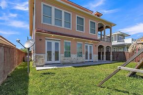 Charming 2 Story Retreat 2 Bedroom Home by RedAwning