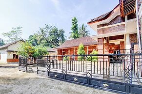 SPOT ON 93819 Homestay Shinta Syariah