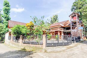SPOT ON 93819 Homestay Shinta Syariah