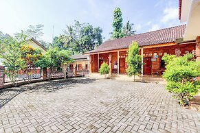 SPOT ON 93819 Homestay Shinta Syariah