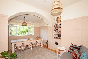 Charming 3BD Oasis 3 Min Walk From Beach Front!