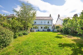 Charming 3BD Oasis 3 Min Walk From Beach Front!