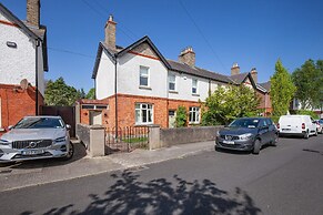 Charming 3BD Oasis 3 Min Walk From Beach Front!