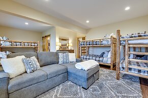 Pocono Paradise by Avantstay Lakeside Retreat, Hot Tub, Game Room, Nea