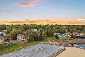 Pocono Paradise by Avantstay Lakeside Retreat, Hot Tub, Game Room, Nea