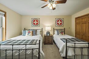 Pocono Paradise by Avantstay Lakeside Retreat, Hot Tub, Game Room, Nea