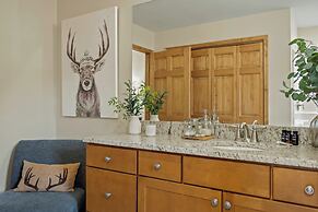 Pocono Paradise by Avantstay Lakeside Retreat, Hot Tub, Game Room, Nea