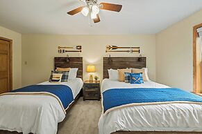 Pocono Paradise by Avantstay Lakeside Retreat, Hot Tub, Game Room, Nea