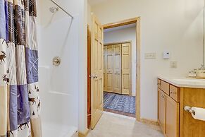 Pocono Paradise by Avantstay Lakeside Retreat, Hot Tub, Game Room, Nea