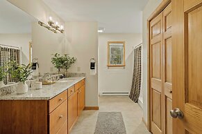 Pocono Paradise by Avantstay Lakeside Retreat, Hot Tub, Game Room, Nea