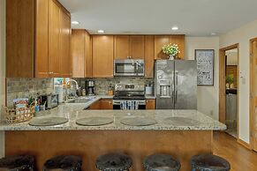 Pocono Paradise by Avantstay Lakeside Retreat, Hot Tub, Game Room, Nea