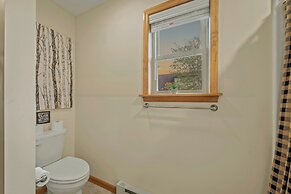 Pocono Paradise by Avantstay Lakeside Retreat, Hot Tub, Game Room, Nea