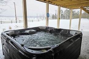 Pocono Paradise by Avantstay Lakeside Retreat, Hot Tub, Game Room, Nea