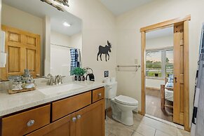 Pocono Paradise by Avantstay Lakeside Retreat, Hot Tub, Game Room, Nea