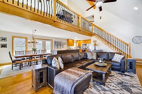 Pocono Paradise by Avantstay Lakeside Retreat, Hot Tub, Game Room, Nea