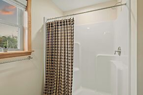 Pocono Paradise by Avantstay Lakeside Retreat, Hot Tub, Game Room, Nea