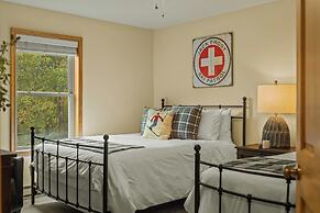 Pocono Paradise by Avantstay Lakeside Retreat, Hot Tub, Game Room, Nea