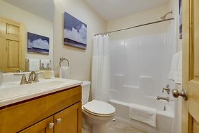 Pocono Paradise by Avantstay Lakeside Retreat, Hot Tub, Game Room, Nea