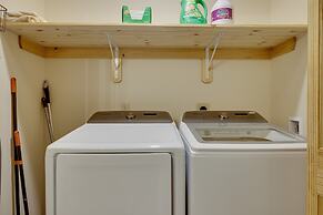 Pocono Paradise by Avantstay Lakeside Retreat, Hot Tub, Game Room, Nea