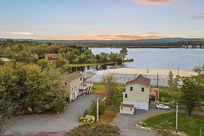 Pocono Paradise by Avantstay Lakeside Retreat, Hot Tub, Game Room, Nea
