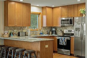 Pocono Paradise by Avantstay Lakeside Retreat, Hot Tub, Game Room, Nea